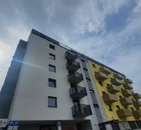 Egy lakóház a Hviezdoslavova utcában, Poprádon, erkélyekkel és parkolási tilalommal.