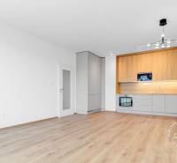 Konyha és fa dekorációjú padló a kétszobás lakásban.