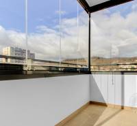 Üvegezett erkély kilátással František Kuba építészetére Pozsony-Rača környékén.