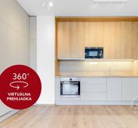Konyha fa hatású padlóval és beépített készülékekkel egy kétszobás lakásban.