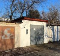 Színes garázsok az Agátová utcában, Pozsony-Dúbravkán, fákkal körülvéve.