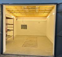 Nyitott garázs polccal az Agátová utcában, Pozsony-Dúbravkán.