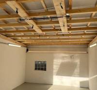 Fagerendás mennyezetű garázsok a pozsonyi Dúbravkán, az Agátová utcában.