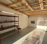 Garázs belső tér fa dekor padlóval és polccal a pozsonyi Agátová utcában.