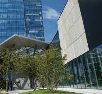 Üveghomlokzatú épület előtetővel és zöldterülettel a Mlynské nivy-n, Pozsony - Nivy, irodák.