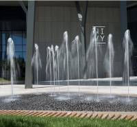 Szökőkút egy épület előtt Pozsonyban, a Nivy-n, a Mlynské nivy utcában, az irodák mellett.