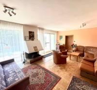 Nappali kandallóval és bőr ülőgarnitúrával egy családi házban.