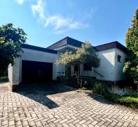 Családi ház Ivanka pri Dunaji-ban garázzsal és virágágyással, a kövezett járdán.