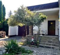 Családi ház külseje Ivanka pri Dunaji-ban terasszal, kerti törpével és fával.