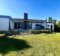 Családi ház Pozsonyivánkán kerttel és terasszal, kőburkolat a homlokzaton.