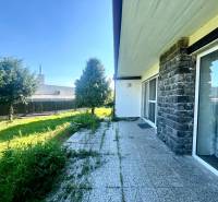 Családi ház Ivanka pri Dunaji-ban terasszal és zöldellő kerttel.