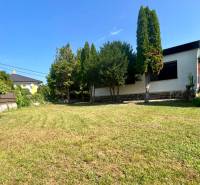 Kert a családi ház mellett az Ivanka pri Dunaji Trenčianska utcáján.