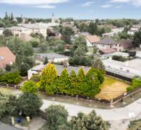 Családi ház a Trenčianska utcában, Ivanka pri Dunaji, zölddel és kerttel körülvéve.