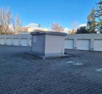 Sorház garázs Komáromban zárt kapukkal, szilárd burkolaton, napsütéses időben.