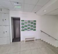 Bejárat a kétszobás lakásba postafiókokkal és lépcsőházzal.