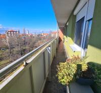 A komáromi 2 szobás lakás erkélye városra néző kilátással.