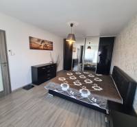 Hálószoba egy kétszobás lakásban, fa dekor padlóval és beépített szekrénnyel.