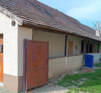 Családi ház Salibská utcában, Felsőszelibán, udvarral és fémkapuval.
