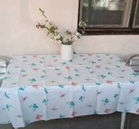 Családi ház külső része a Felsőszeli Salibská utcában fém bútorokkal.