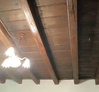 Fa mennyezet csillárral, Családi ház, Salibská, Felsőszeli.