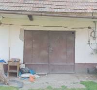 Kétszárnyú garázskapu a családi háznál a Felsőszeli Salibská utcában.