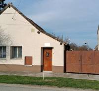 Családi ház a Felsőszeli Salibská utcában egyszerű homlokzattal és fémkapuval.