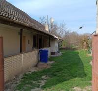 Családi ház a Felsőszeli Salibská utcában gyepes udvarral és bádogkerítéssel.