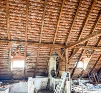 Tetőtér tetőablakokkal és fa gerendákkal családi házban.