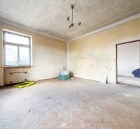 Szoba egy családi házban, fa dekorációjú padlóval és egyszerű világítással.