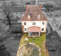 Családi ház a Bobot utcában, Boboton, hagyományos tetővel és kerttel.