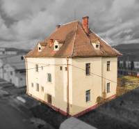 Családi ház Boboton, Bobot utcában, tetőtérrel és ferde tetővel.