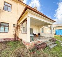 Családi ház Boboton, a Bobot utcában, terasszal, lépcsőkkel és kerttel.