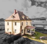 Családi ház Bobot utcában, Boboton, ferde tetővel és kerttel.