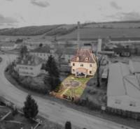 Boboti családi ház a Bobot utcában, láthatóan régebbi homlokzattal és két emelettel.