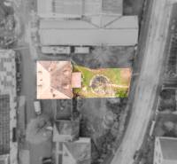 Családi ház légi felvétele Bobot községben udvarral és kerttel.