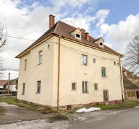 Családi ház Bobot városában, a Bobot utcában, ferde tetővel.