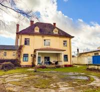 Családi ház Bobot községben, Bobot utcában, nagy udvarral, burkolt lépcsővel.