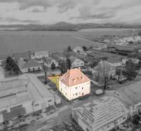 Családi ház Bobot községben, a Bobot utcán, körülvéve a környező épületekkel és tájjal.