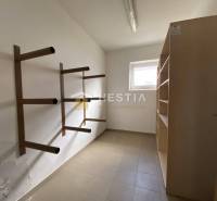 Tárolóhely függőleges fém polcokkal és polccal raktárakban és csarnokokban.