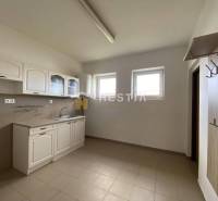 Konyhaszekrény fogassal a helyiségben, raktárak és csarnokok.