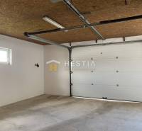 Raktárak és csarnokok belső tere garázskapukkal és betonpadlóval.