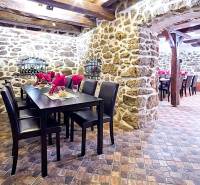 Kőfalak és fa dekorációjú padló a vendéglátóipari helyiségekben.