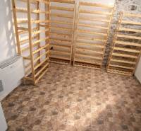 Fa polcok, kőfal, geometriai mintás padló a vendéglátóipari helyiségekben.