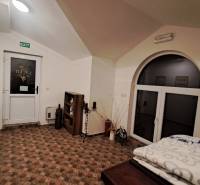 A gasztronómiai terek belső tere fa dekorációjú padlóval, ajtókkal és dekorációkkal.