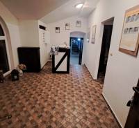 Vendéglátóhely belső terei fa mintázatú padlóval, világos színű falakkal díszítve.