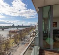 Erkély kilátással a Dunára és a sétányra Pozsonyban.