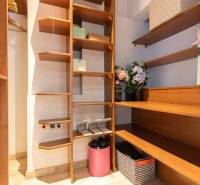 Skladhelyiség polcokkal és dekorációval egy kétszobás lakásban.