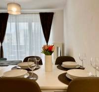 Étkezőasztal egy kétszobás lakásban stílusos dekorációval és virágokkal.