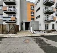 Fehértemplomban található erkélyes társasház, amely alkalmas kétszobás lakásra.