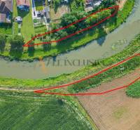 Légi felvétel a mezőgazdasági és erdőterületekről Feketevíz közelében, piros vonalakkal határolva.